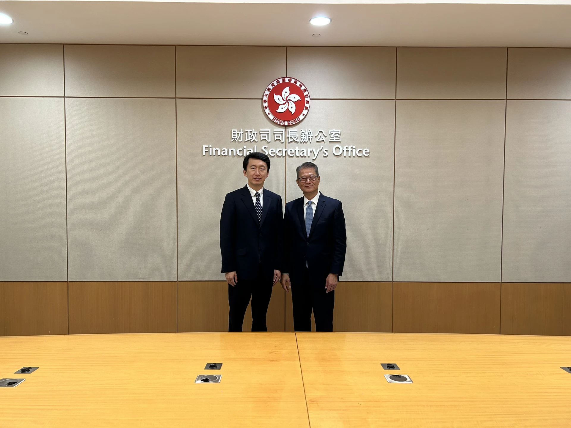 西藏自治區趙鵬副主席與財政司陳茂波司長合照